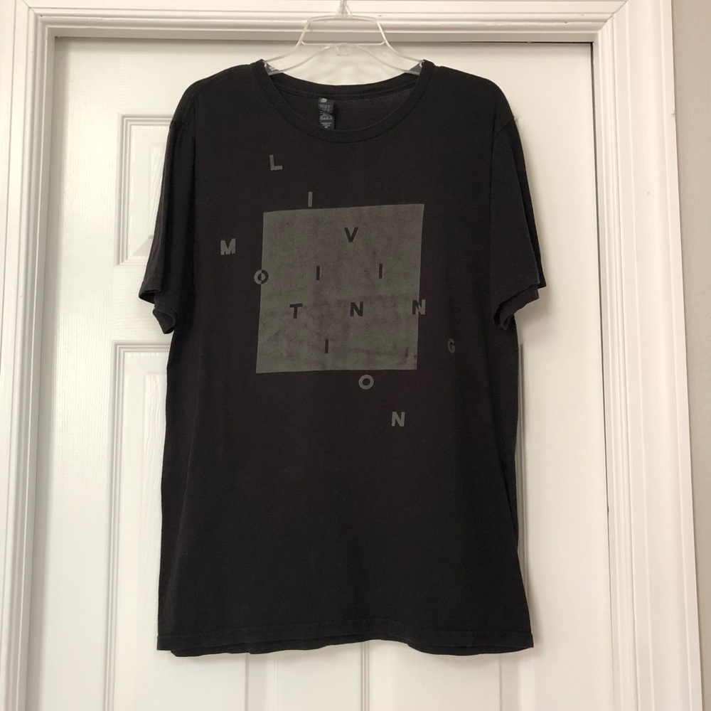 Men’s The Concert Tee Living In Motion Graphic Black T-Shirt